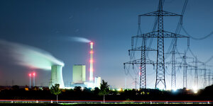 Ein Kohlekraftwerk leuchtet in der Nacht