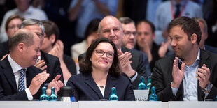 Andrea Nahles wird von GenossInnen beklatscht