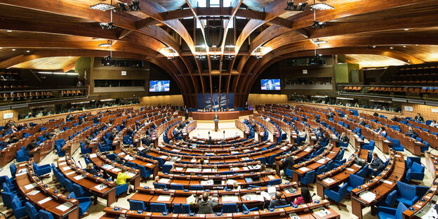 ein großer Plenarsaal