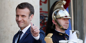 Manuel Macron grinst
