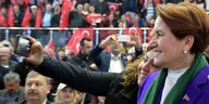 Eine Frau macht mit einer anderen ein Selfie, im Hintergrund türkische Flaggen