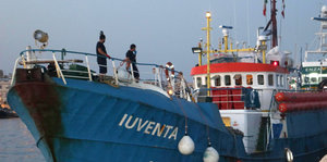 Ein Schiff mit blauem Rumpf. Es trägt den Namen Iuventa
