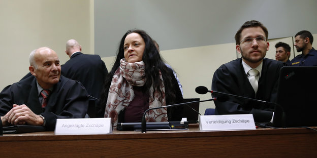 Die Angeklagte Beate Zschäpe sitzt neben ihren Anwälten Hermann Borchert und Mathias Grasel im Gerichtssaal im Oberlandesgericht