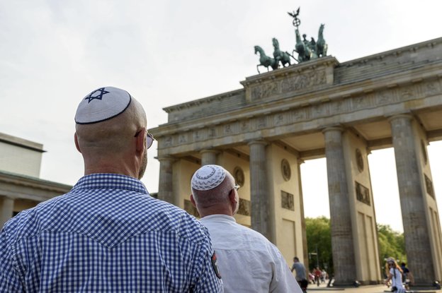 Zwei Männer mit Kippa vor dem Brandenburger Tor