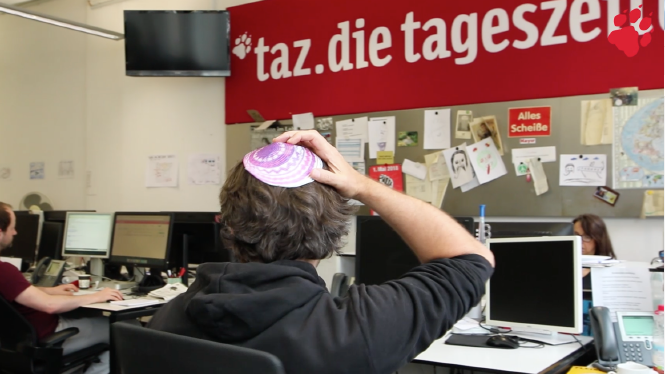 Die taz zeigt, wie man sich eine Kippa basteln kann