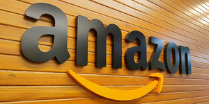 Amazon-Logo an einer Wand