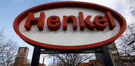 Henkel-Logo vor Zentrale in Düsseldorf