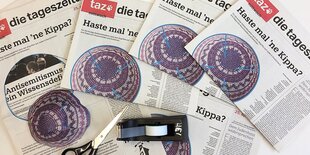 Mehrere Exemplare der taz mit dem Kippa-Titelblatt