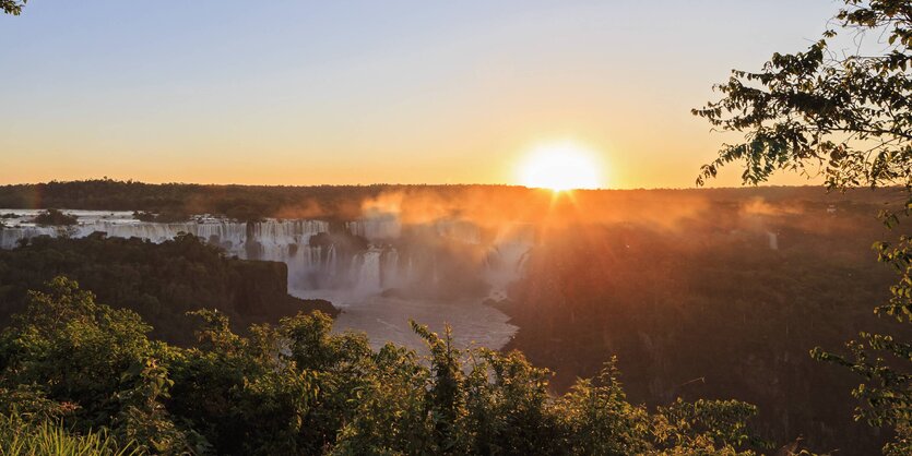 Wasserfälle im Dschungel vor Sonnenuntergang