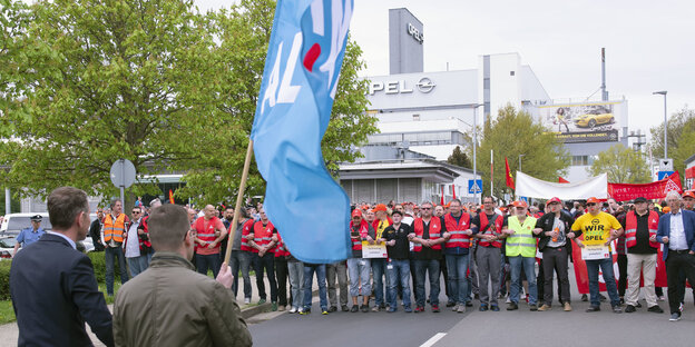 Opel Beschäftigte bilden Menschenkette gegen Afd-Anhänger