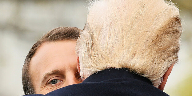 Umarmung von Macron und Trump: Von Trump sieht man nur das gelbe Haar, von Macron die rechte Augenpartie