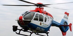 Fliegender Polizeihubschrauber