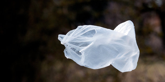 Eine Plastiktüte im Wind