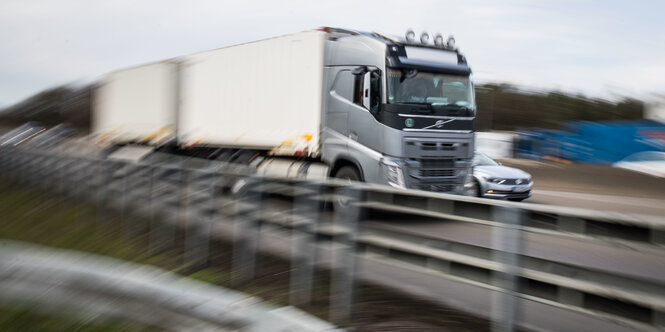 Ein Lkw auf der Autobahn