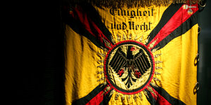Eine schwarz-rot-goldene Flagge mit einem Adlerwappen