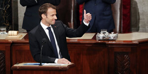 Frankreichs Präsident zeigt im US-Kongress den Daumen nach oben