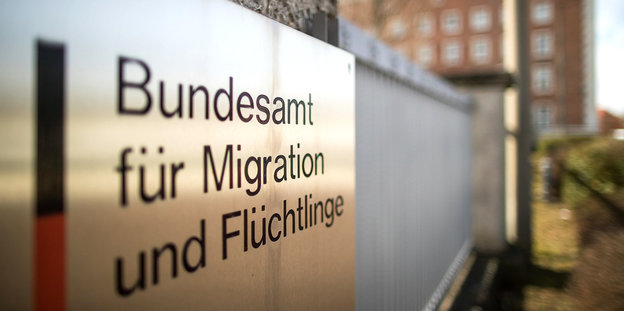 Das Schild des Bundesamts für Migration und Flüchtlinge in Nürnberg