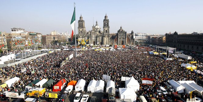 Der Hauptplatz in Mexiko Stadt, genannt Zocalo, mit einer großen Menschenmenge darauf