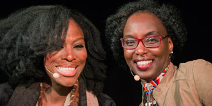 Die britische Autorin Taiye Selasis (l) und die kenianische Schriftstellerin Yvonne Adhiambo Owuor (r) 2016 in Köln. Owuor wird auch in Berlin lesen