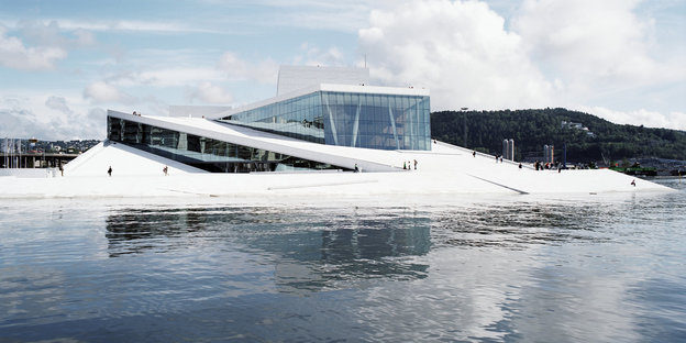 Ein futuristisch anmutender Opernbau am Wasser