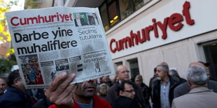 Exemplar der Zeitung Cumhuriyet