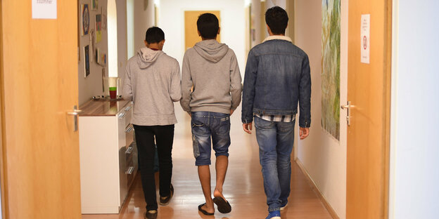 Drei Jugendliche in einem Gang