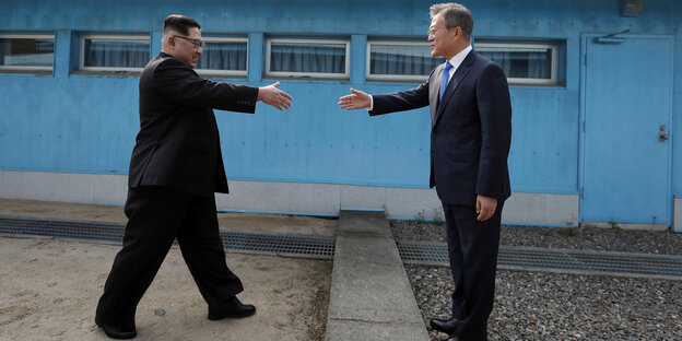 Kim Jong Un und Moon Jae In begrüßen sich