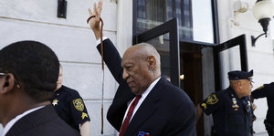 Bill Cosby mit erhobener Hand
