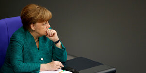 Merkel sitzt sinnend allein