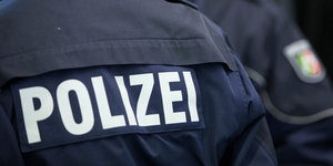 Zwei Polisten tragen Uniformen aus NRW