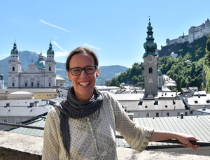 Eine Frau vor der Stadtkulisse von Salzburg Eine Frau vor der Stadtkulisse von Salzburg