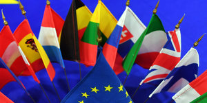 Verschiedene Flaggen von EU-Ländern auf einem Tisch