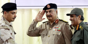 Feldmarschall Haftar salutiert