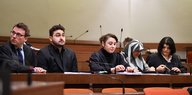Angehörige vom NSU-Opfer Enver Şimşek mit ihren Anwälten im Gerichtssaal