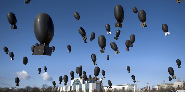 Ballons in Form von Atomraketen steigen gen Himmel