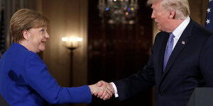 Angela Merkel und Donald Trump schütteln sich die Hände
