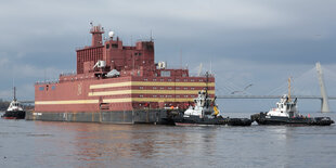 Das russische schwimmende AKW Akademik Lomonosov wird von Schleppern nach Musmansk gezogen