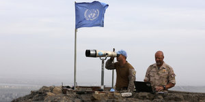 UN-Soldaten gucken auf die Golanhöhen