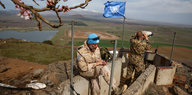 UN-Soldaten stehen an einem Ausguck