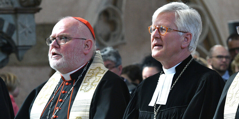 Zwei Männer in Kirchenkleidung