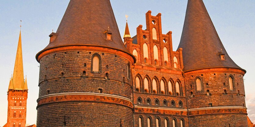 Das Lübecker Holstentor in der Abendsonne.