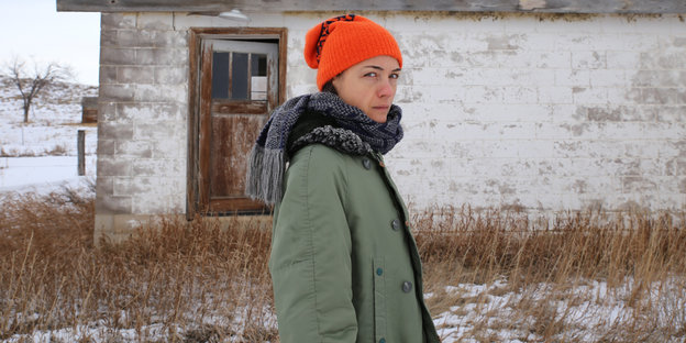 Liz Harris im Winter mit orangefarbener Mütze