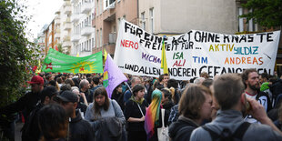 Teilnehmer einer Demonstration laufen durch Berlin-Wedding