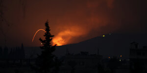 Feuer und Rauch: Angriff auf Syrien südlich der Stadt Hama am vergangenen Sonntag
