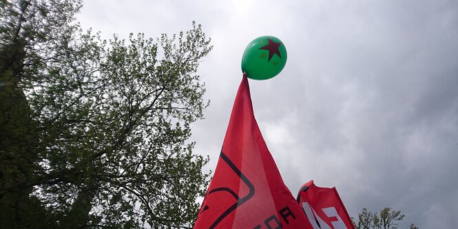 Ein Ballons mit YPG-Aufdruck hängt an einer Fahne