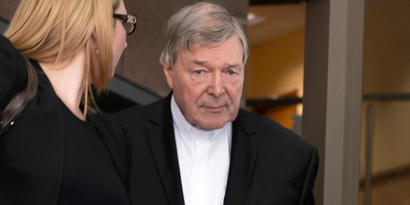 Kurienkardinal George Pell verlässt das Gericht in Melbourne