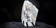 Ein ungeschliffener Diamant in Nahaufnahme