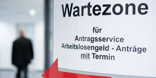 Schild mit Aufschrift "Wartezone"