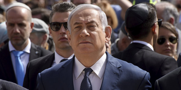 Netanjahu steht vor einer Menschenmenge