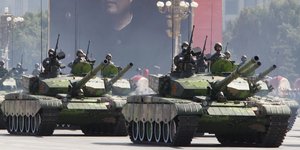 Panzer der chinesischen Volksbefreiungsarmee fahren bei einer Parade in der Nähe des Tiananmen Platzes in Peking